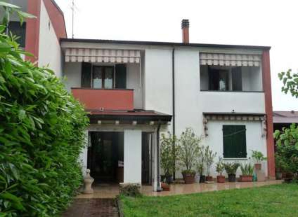 Villa a schiera in Via Carlo Cattaneo, Cerea, 7 locali, garage, 148 m²
