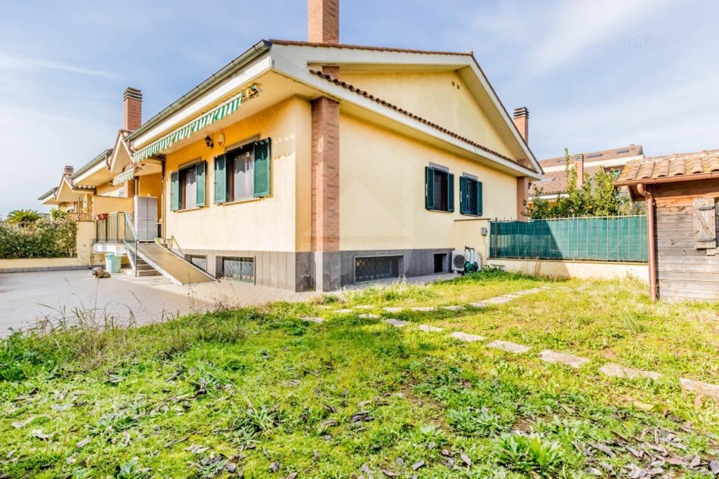 Villa a schiera in Via di Spregamore, Roma, 7 locali, 220 m²