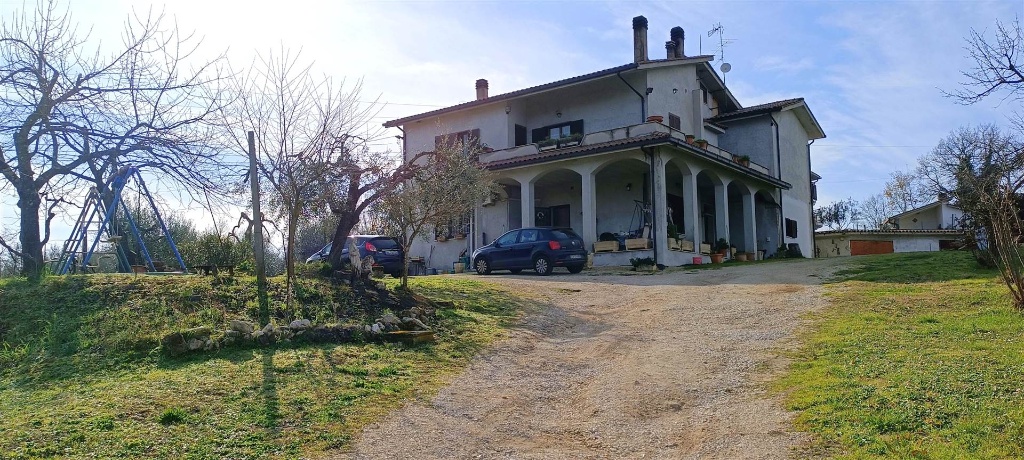 Villa a Tarano, 13 locali, 5 bagni, giardino privato, 373 m²