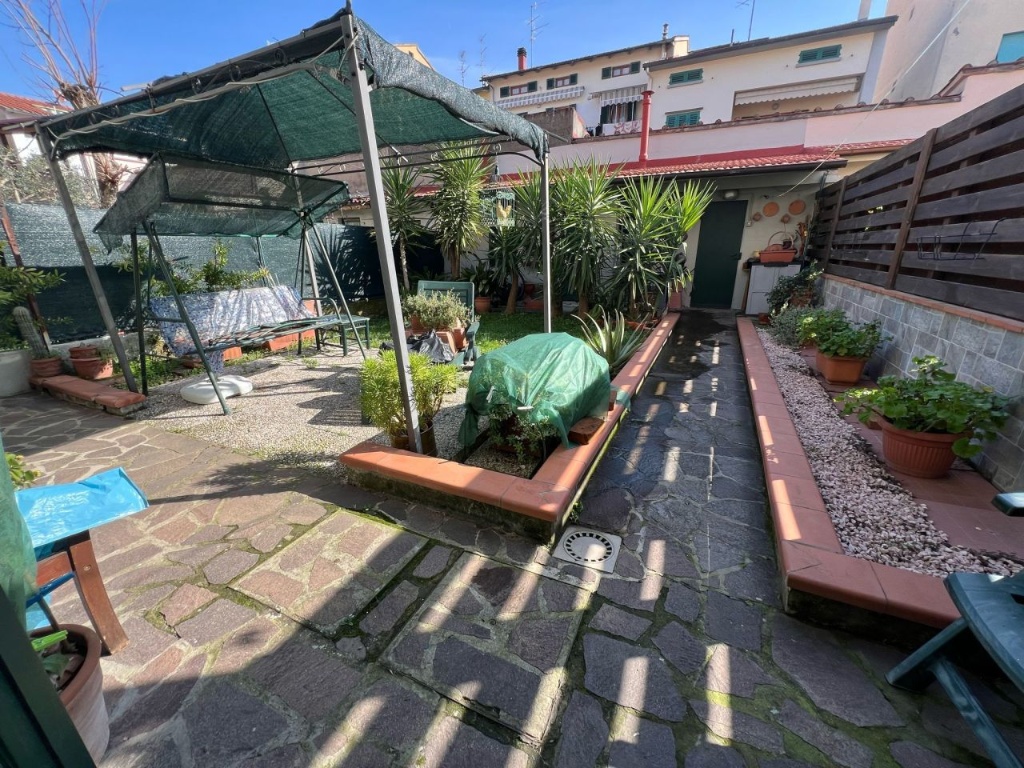 Casa semindipendente in Via dei Gobbi, Prato, 5 locali, 1 bagno, 85 m²