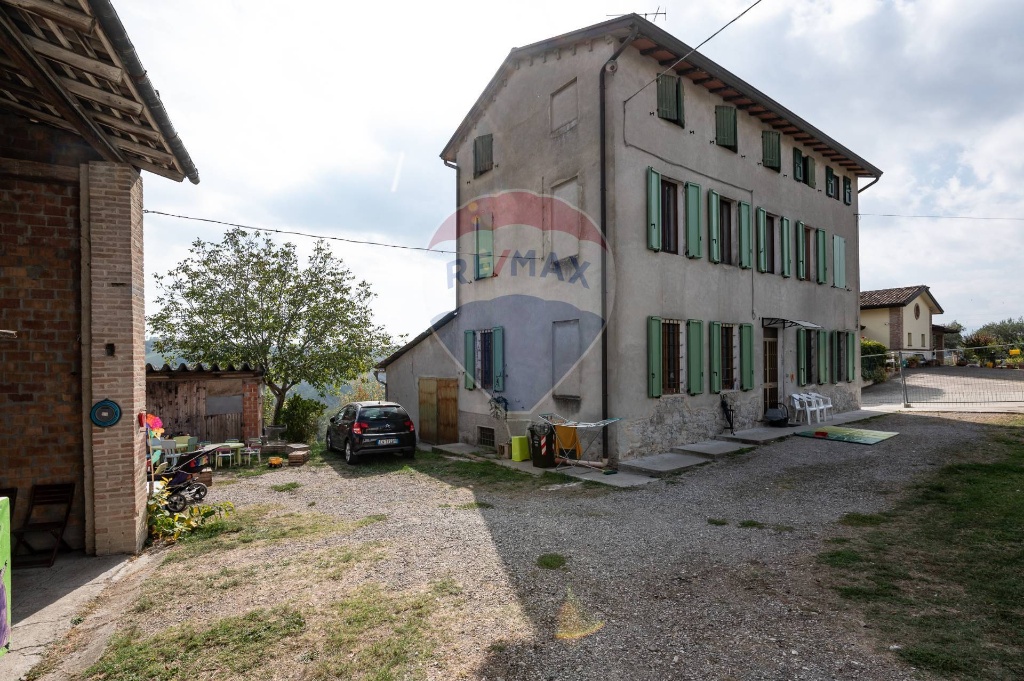 Casa indipendente in VIA DELLA RONDELLA, Lesignano de' Bagni, 6 locali