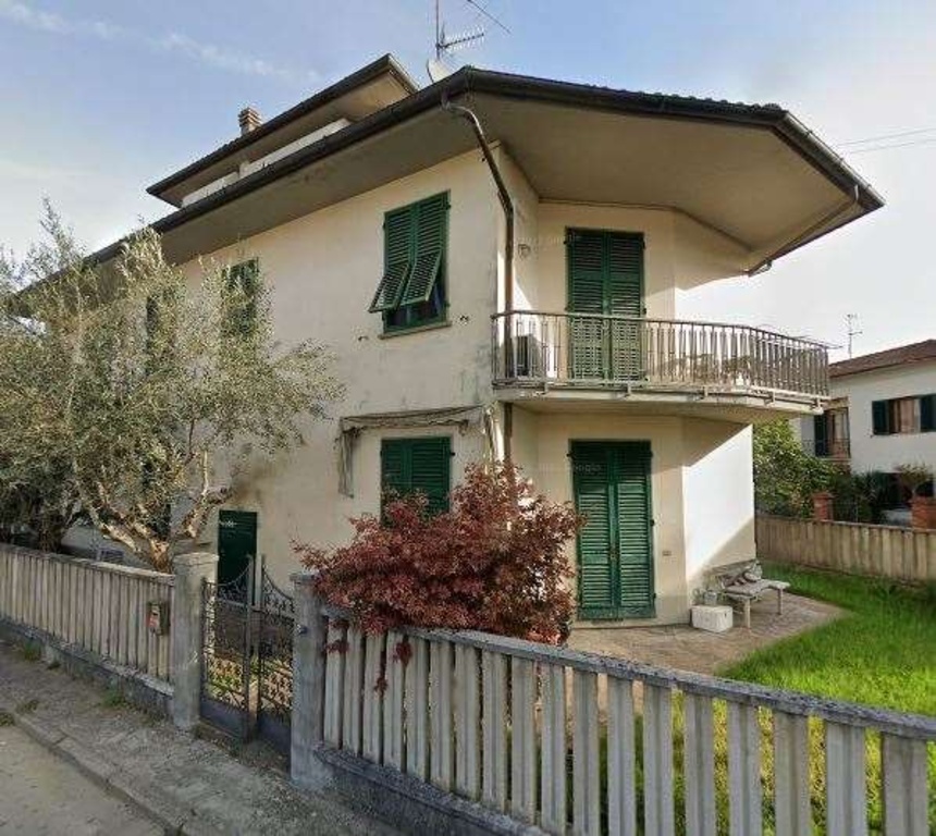Appartamento in Via Renato Fucini angolo via San Biagio, 9 locali