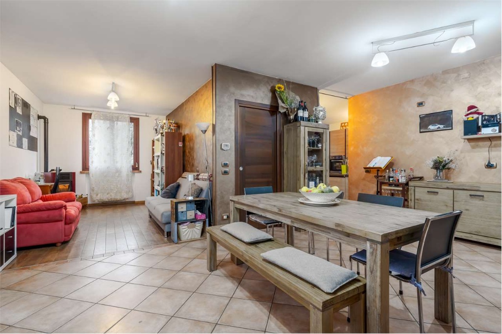Villa a schiera a Porto Mantovano, 8 locali, 2 bagni, garage, 200 m²