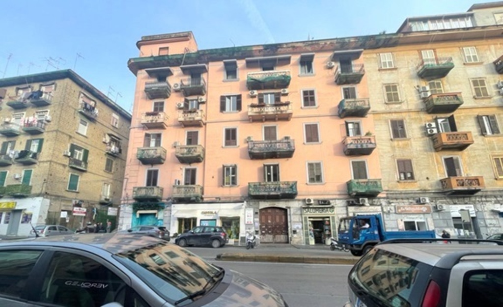 Bilocale in Calata capodichino, Napoli, 1 bagno, 70 m², 2° piano
