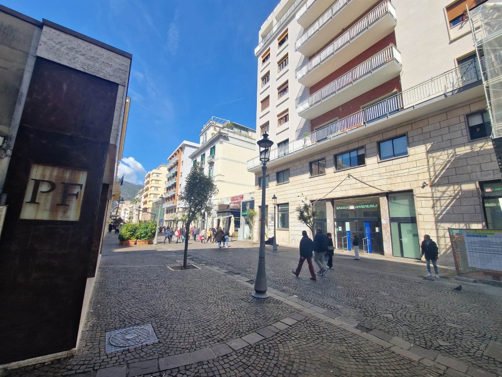 Quadrilocale in Corso vittorio emanuele, Salerno, 1 bagno, 100 m²