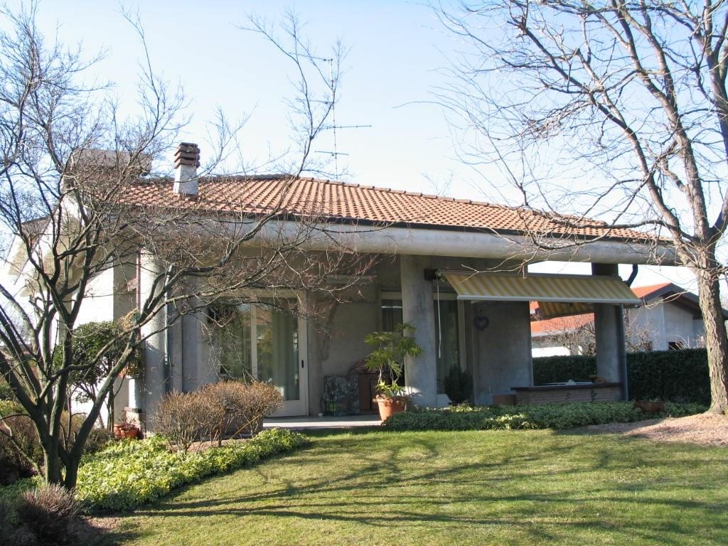 Villa a Fagnano Olona, 8 locali, 5 bagni, con box, 400 m² in vendita