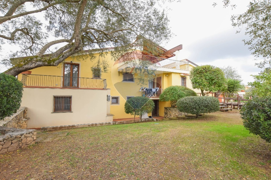 Villa in Via dei Pini, Sassari, 12 locali, 5 bagni, giardino privato