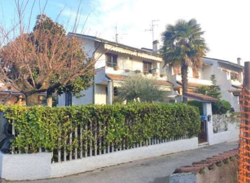 Appartamento in Via Antonio Gramsci 22, Trezzano Rosa, 8 locali
