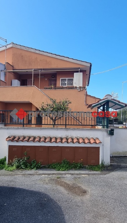 Casa indipendente a Pomezia, 2 locali, 45 m², ultimo piano in vendita