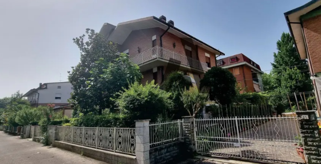 Villa a schiera a Castelfranco Emilia, 6 locali, giardino privato