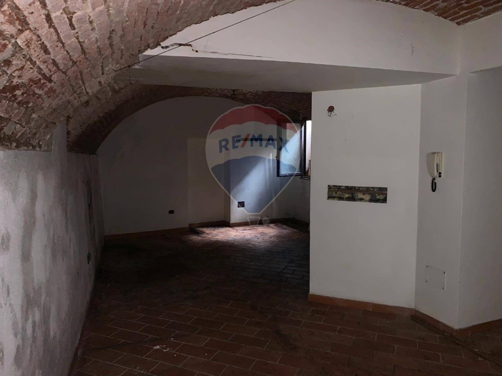 Monolocale in Via Maffi, Pavia, 1 bagno, 60 m², seminterrato