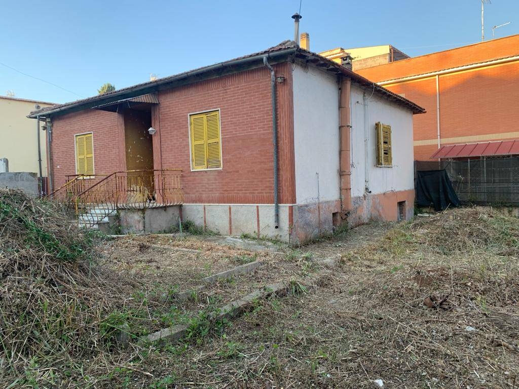 Casa indipendente in Via Puccini, Guidonia Montecelio, 4 locali
