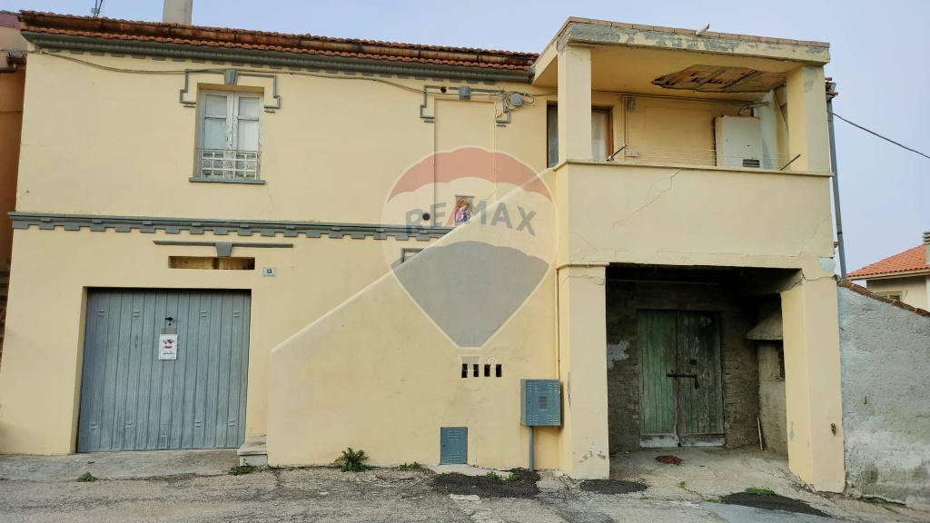 Casa semindipendente a Città Sant'Angelo, 6 locali, 1 bagno, con box