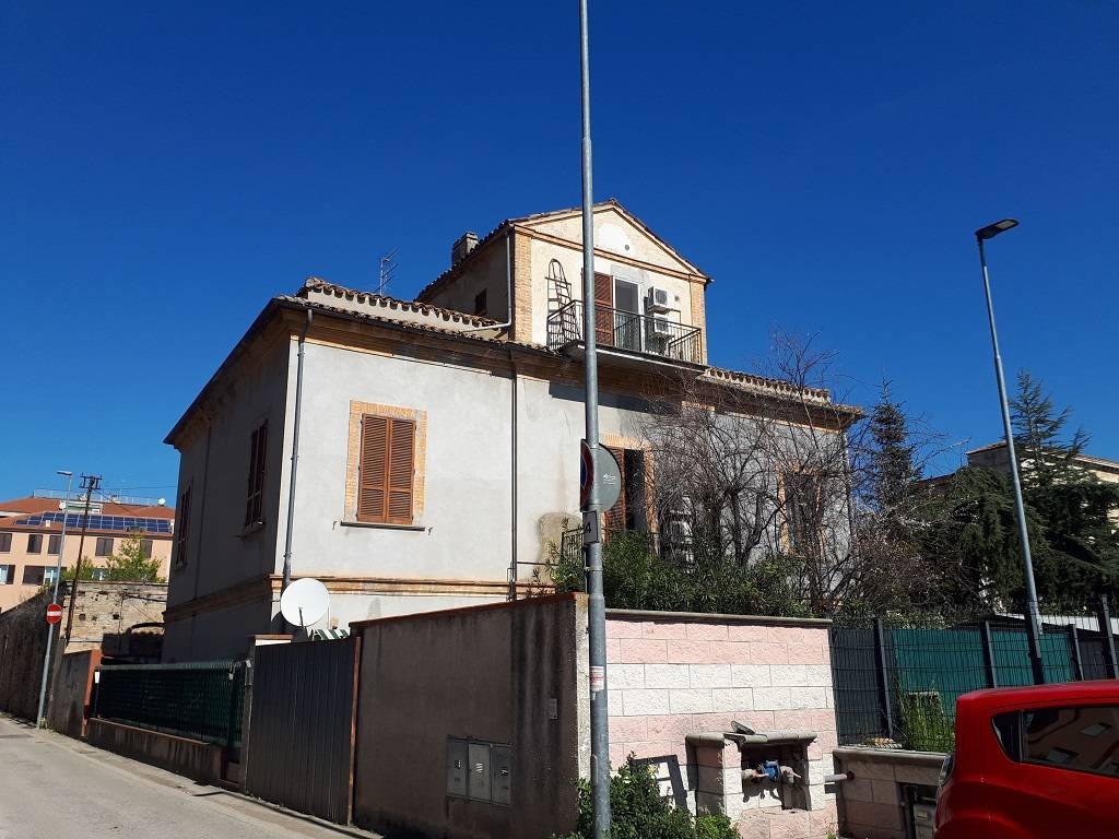 Casa indipendente in Via Sabotino, Giulianova, 7 locali, 3 bagni