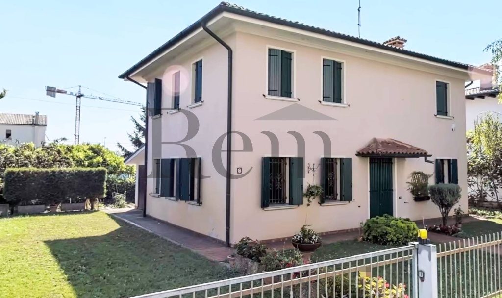 Villa singola in Via del Passo, Treviso, 8 locali, 2 bagni, con box