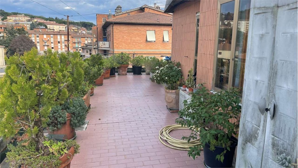 Attico a Perugia, 7 locali, 2 bagni, garage, arredato, 155 m²