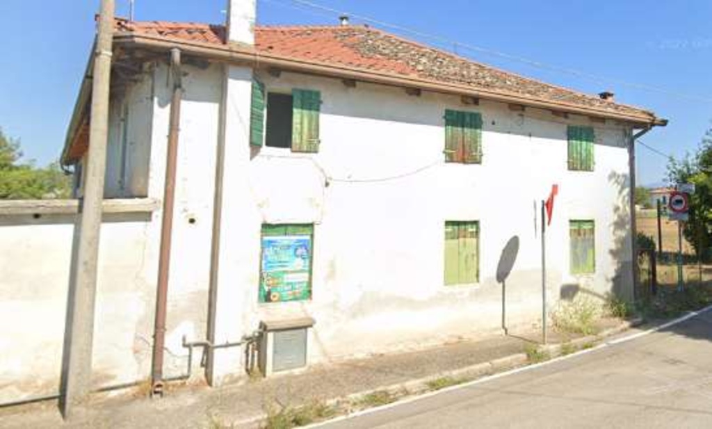 Porzione di casa in Via Casa Rossa, Giavera del Montello, 8 locali