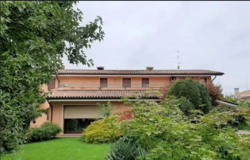 Casa indipendente in Via Castagnole, Treviso, 12 locali, garage