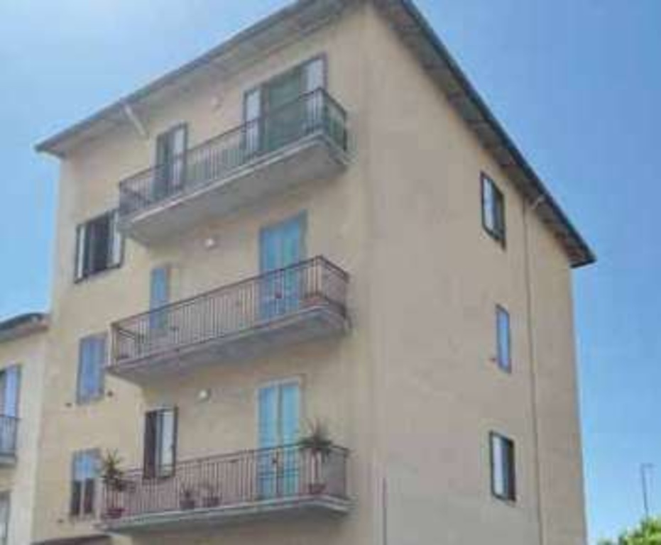 Appartamento in Via Isonzo, Prato, 6 locali, garage, 81 m², 3° piano