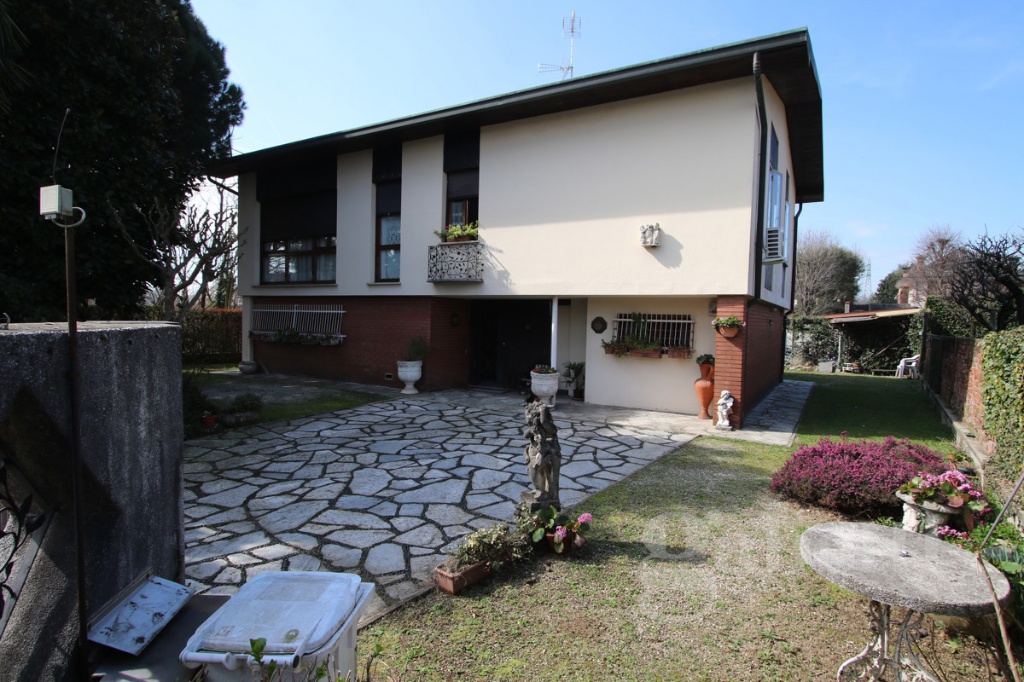Villa singola in Via Bevilacqua 27, Busto Arsizio, 4 locali, 2 bagni