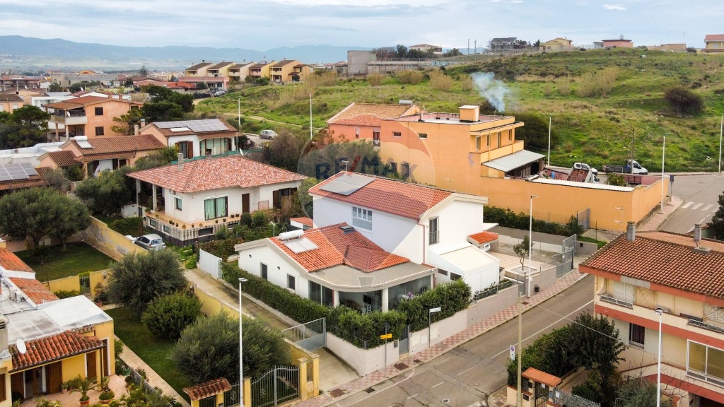 Casa indipendente a Cagliari, 4 locali, 2 bagni, giardino privato