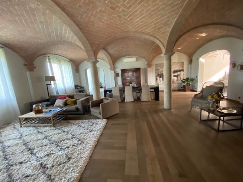 Rustico a Parma, 19 locali, 4 bagni, 385 m², riscaldamento autonomo