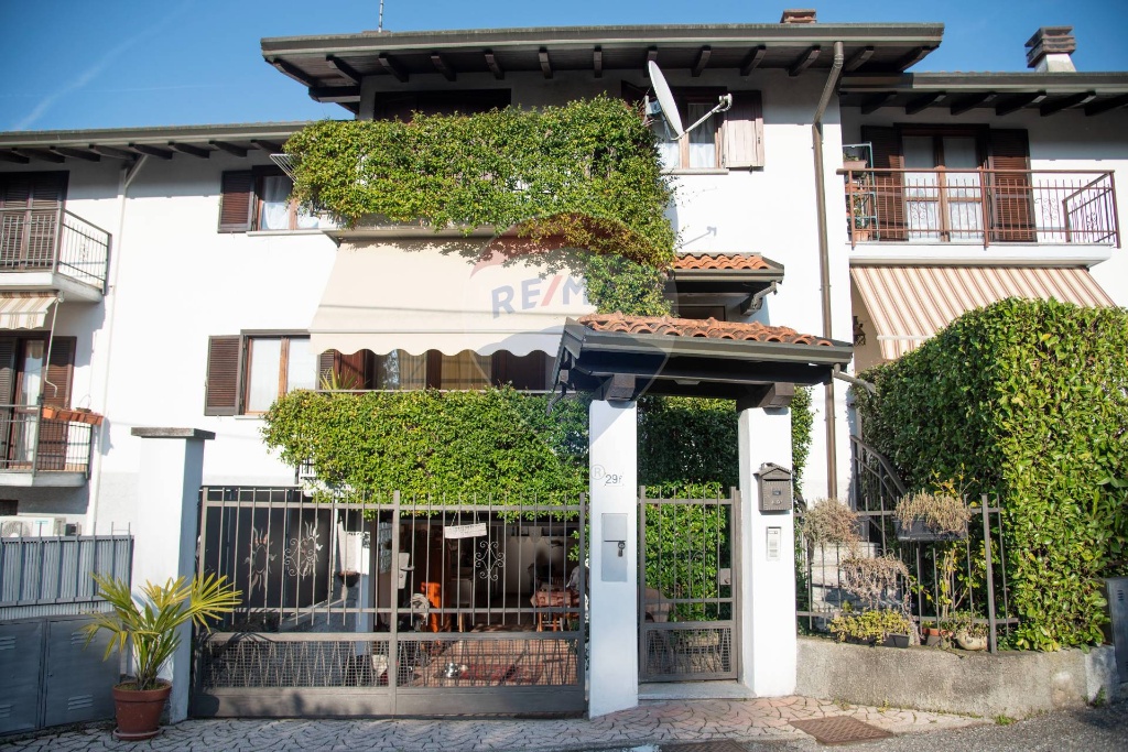 Villa a schiera in Via Copelli, Luino, 4 locali, 2 bagni, con box