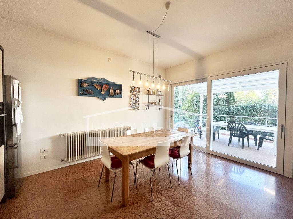 Appartamento bifamiliare a Mogliano Veneto, 10 locali, 3 bagni, 189 m²