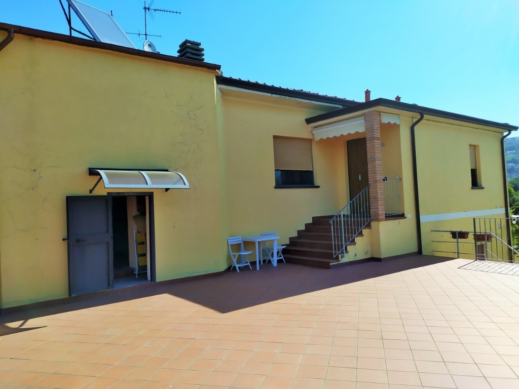 Casa semindipendente a Castelnuovo Magra, 4 locali, 1 bagno, garage