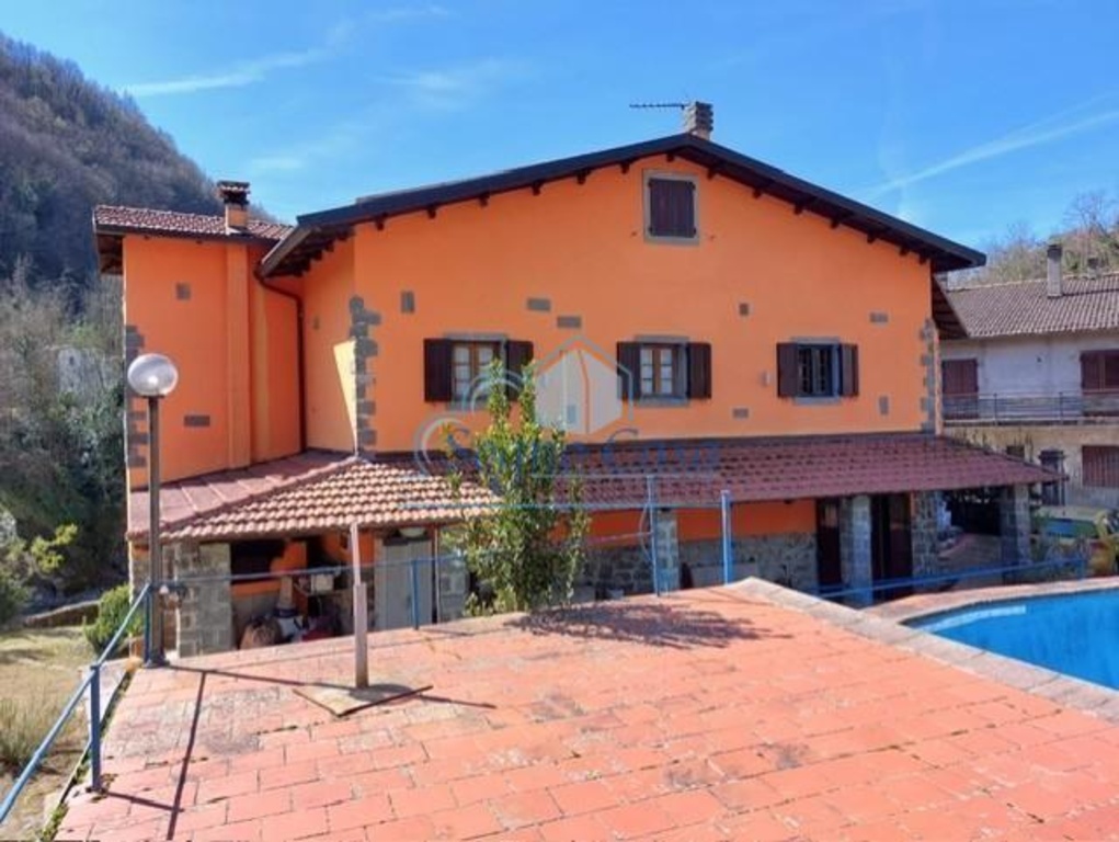 Casale a Fivizzano, 13 locali, 4 bagni, giardino privato, 300 m²
