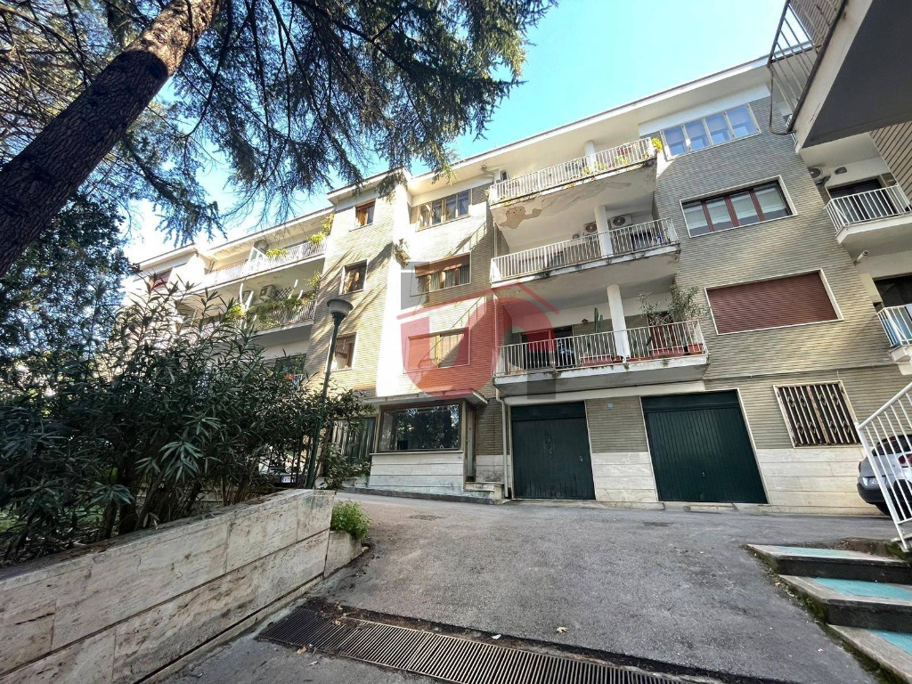 Appartamento in Viale Atlantici, Benevento, 5 locali, 2 bagni, con box