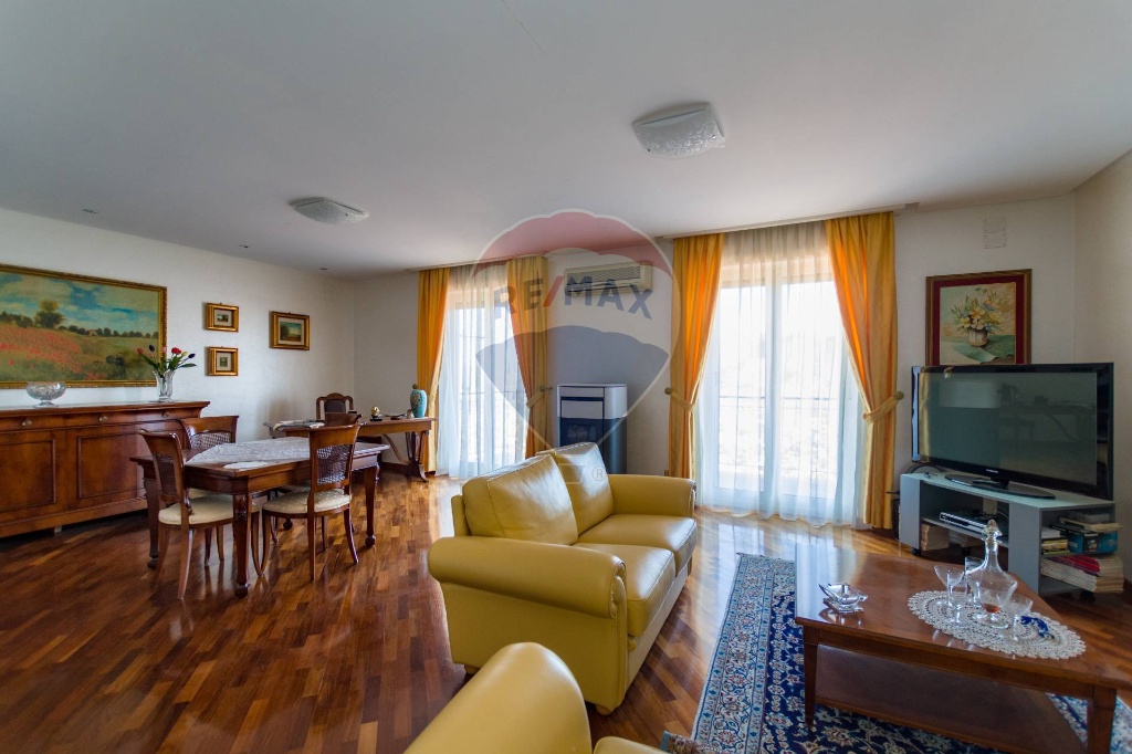 Appartamento in Via Umberto I, Monreale, 5 locali, 2 bagni, posto auto