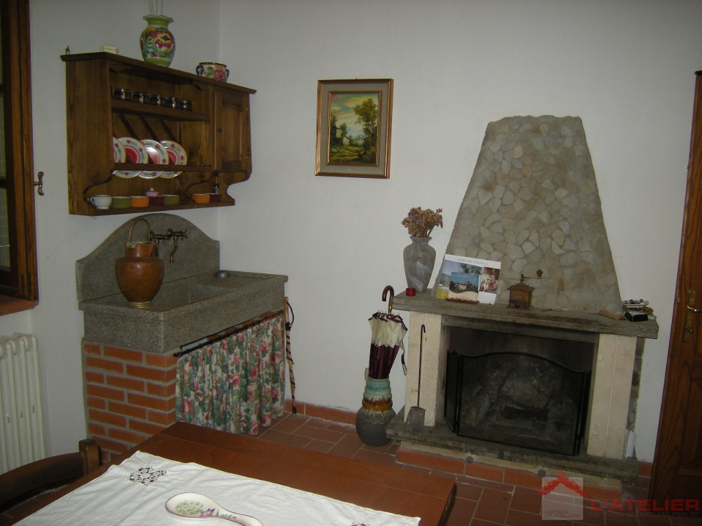 Casa indipendente ad Arezzo, 7 locali, 3 bagni, giardino privato