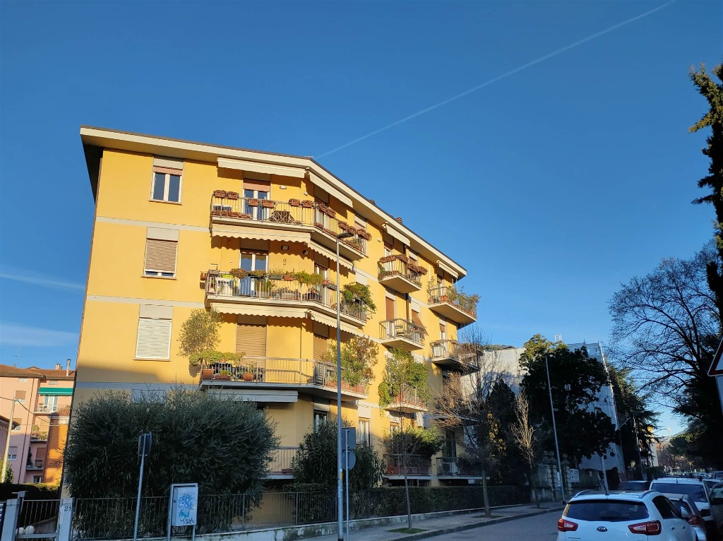 Appartamento a Verona, 5 locali, 2 bagni, 122 m², 2° piano, terrazzo