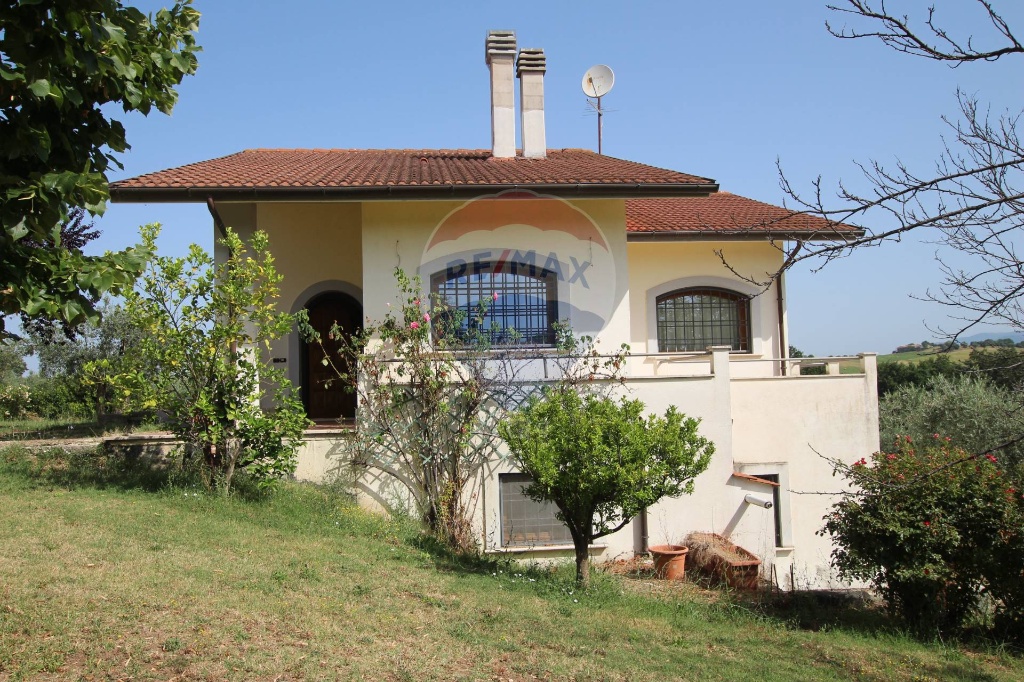 Villa a Fara in Sabina, 7 locali, 4 bagni, giardino privato, con box