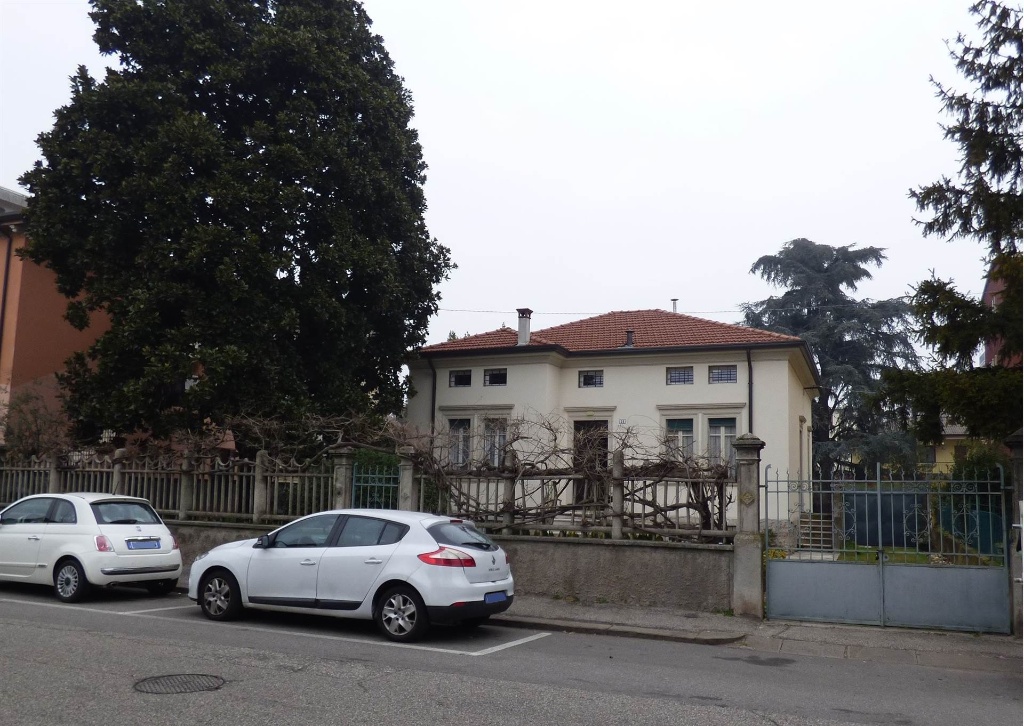 Villa a Verona, 9 locali, 2 bagni, giardino privato, 190 m² in vendita