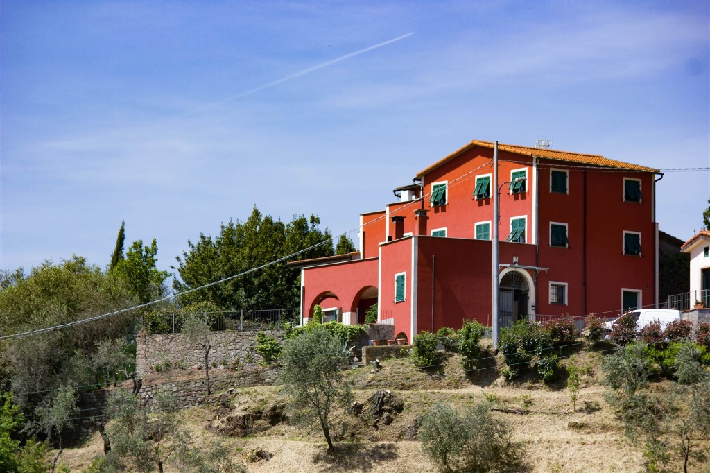 Casa indipendente a La Spezia, 22 locali, 3 bagni, 500 m² in vendita