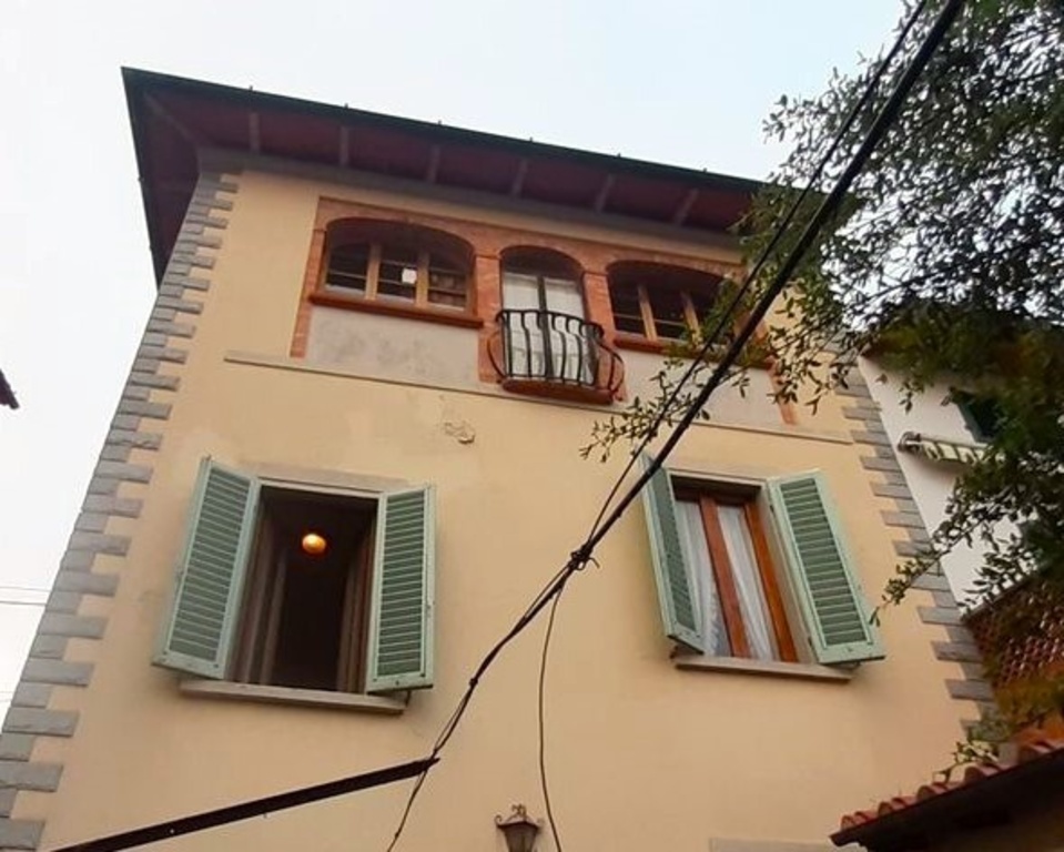 Villa a schiera in Via Achille Grandi 3, Prato, 6 locali, 2 bagni