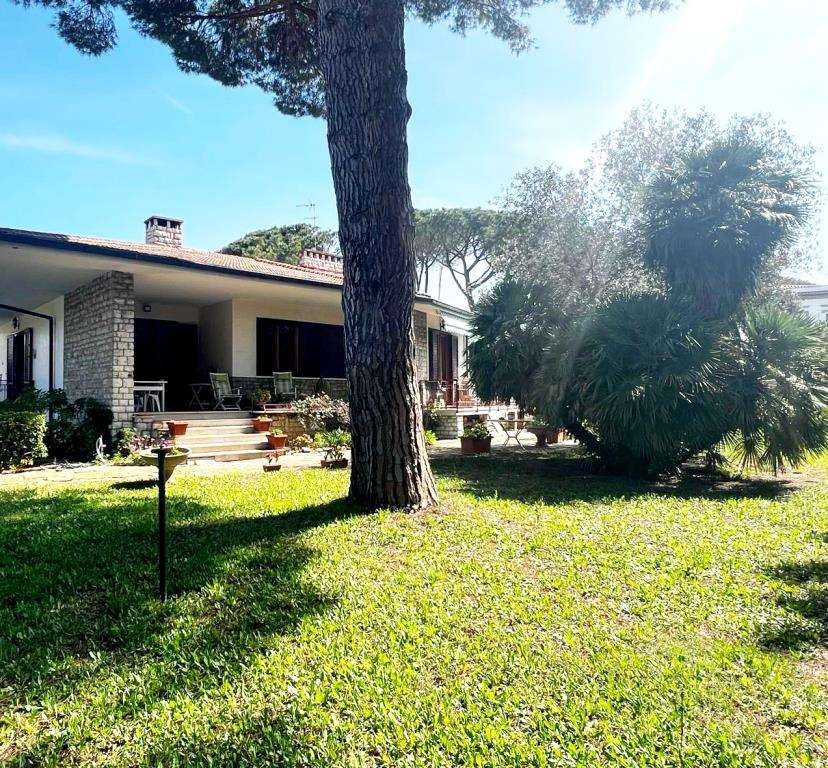 Villa a Livorno, 7 locali, giardino privato, 200 m², piano rialzato