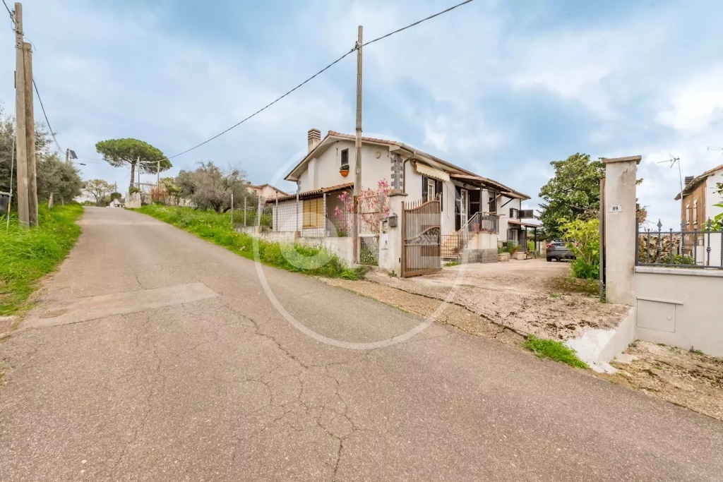 Villa in Via Stragonello 89, Lanuvio, 4 locali, camino in vendita