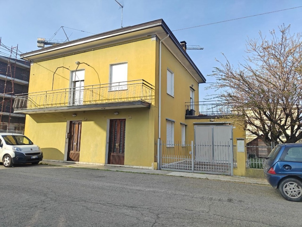 Casa indipendente in Via 4 novembre 4, Novi di Modena, 5 locali