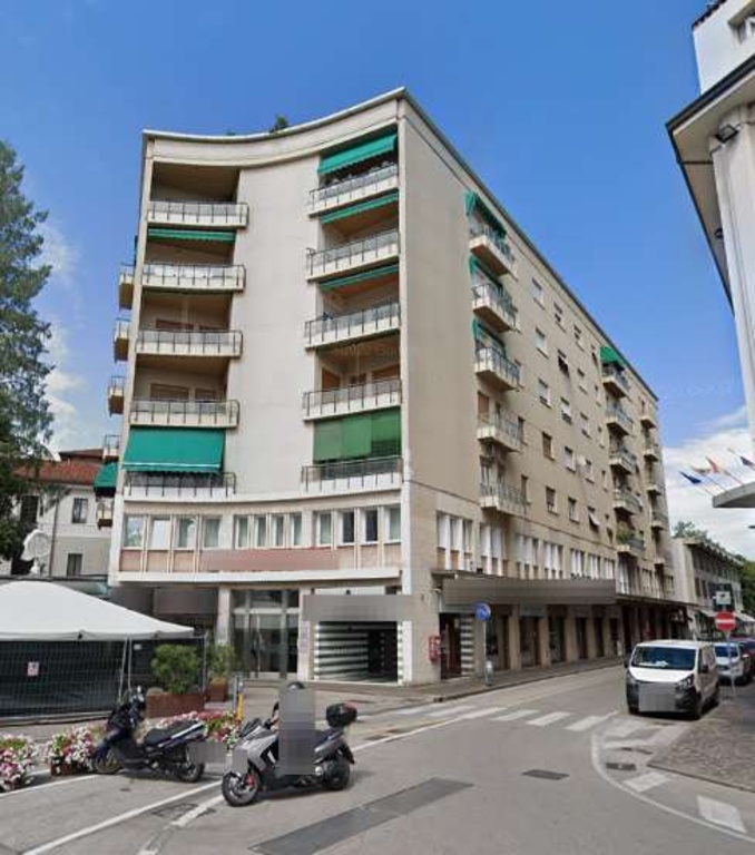 Appartamento in Viale Cossetti, Pordenone, 5 locali, 1 bagno, 101 m²