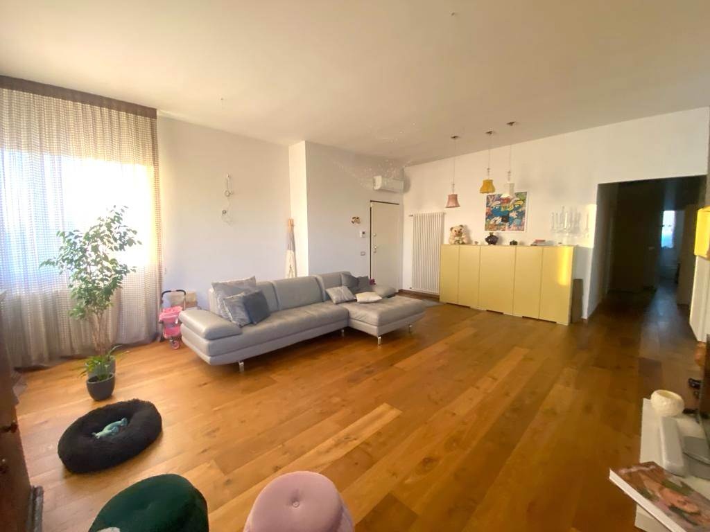 Appartamento bifamiliare ad Agliana, 11 locali, 3 bagni, 290 m²