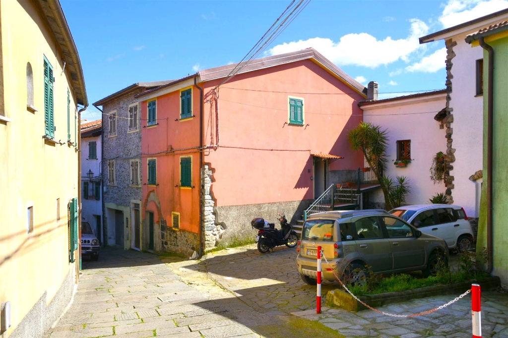 Casa semindipendente in Via Maestra 31, Carrodano, 7 locali, 3 bagni