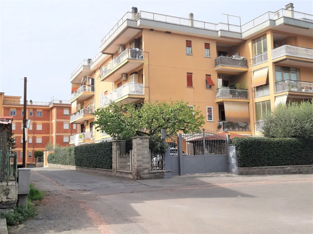 Quadrilocale in Via Lago di Garda, Tivoli, 2 bagni, garage, 110 m²