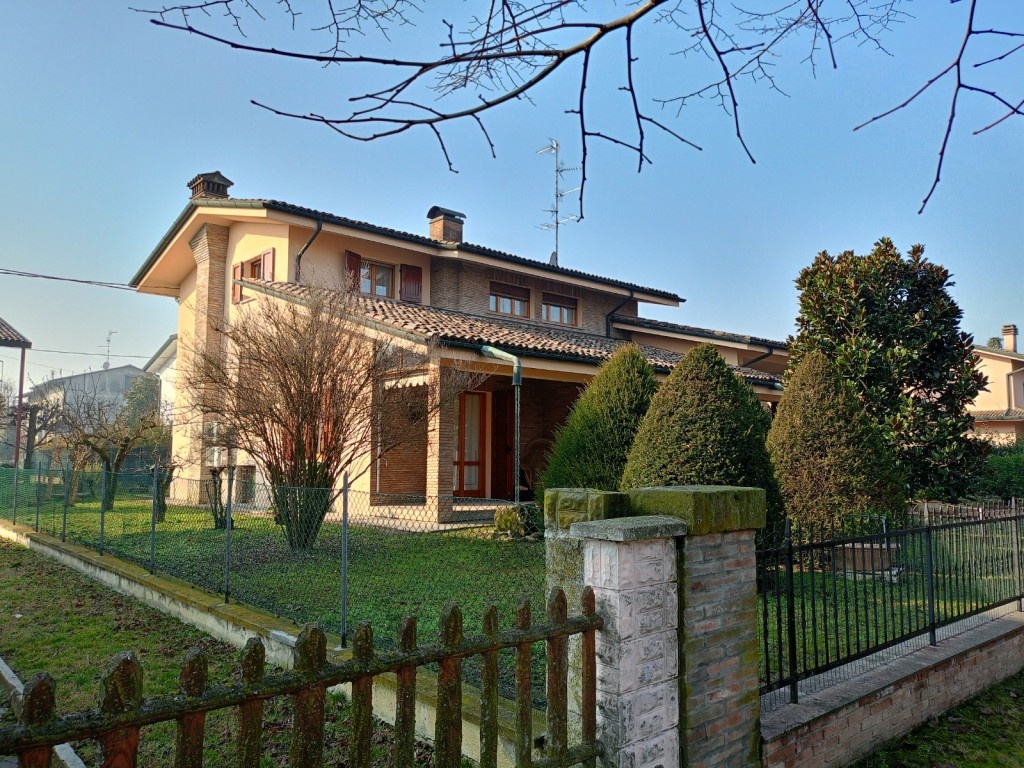 Villa in Via Costituzione, San Felice sul Panaro, 7 locali, 4 bagni