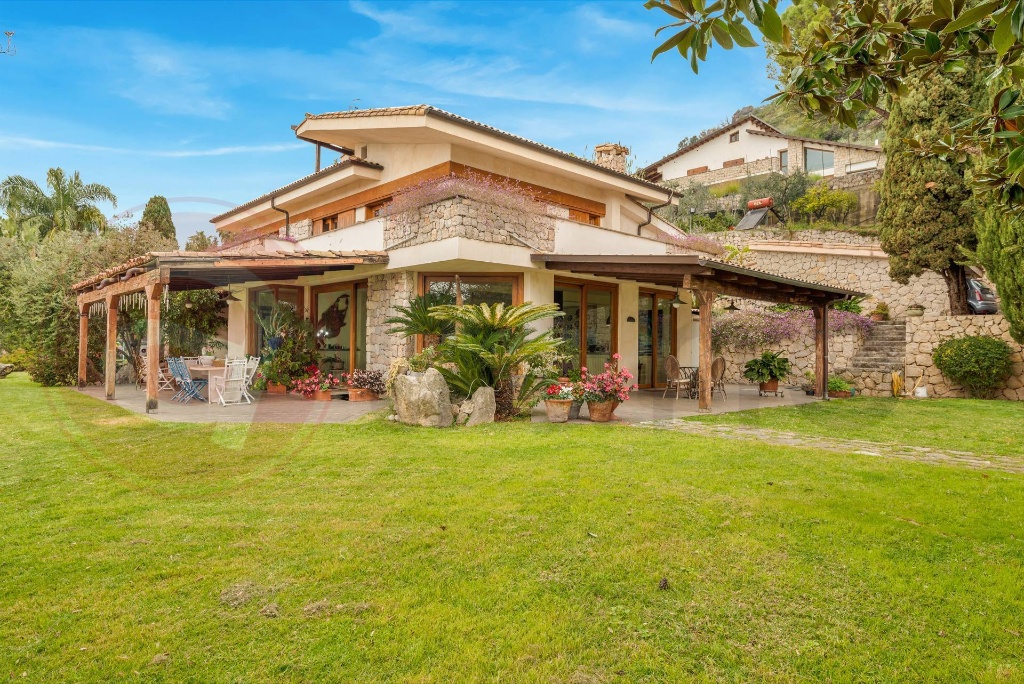 Villa singola in Via degli Archi I Traversa, Formia, 11 locali, 450 m²