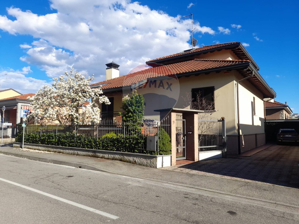 Villa a Pregnana Milanese, 5 locali, 4 bagni, giardino privato, 350 m²