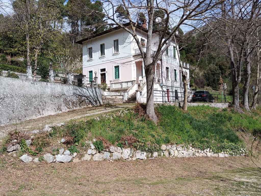 Villa in Via Stazione, Bussi sul Tirino, 18 locali, 2 bagni, con box
