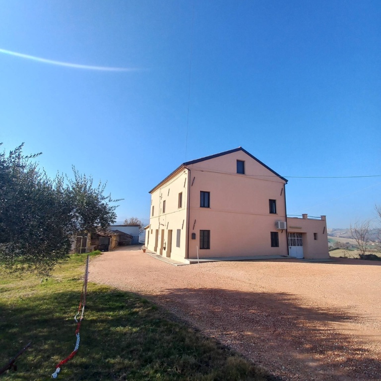 Casa indipendente in Via Sole, Montappone, 8 locali, 2 bagni, con box